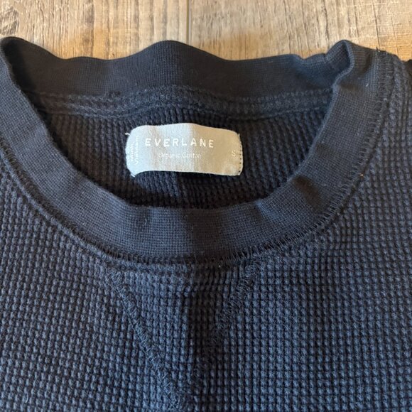 Everlane The Organic Cotton Waffle Tee Long Sleeve Shirt in Washed Black - Picture 4 of 7